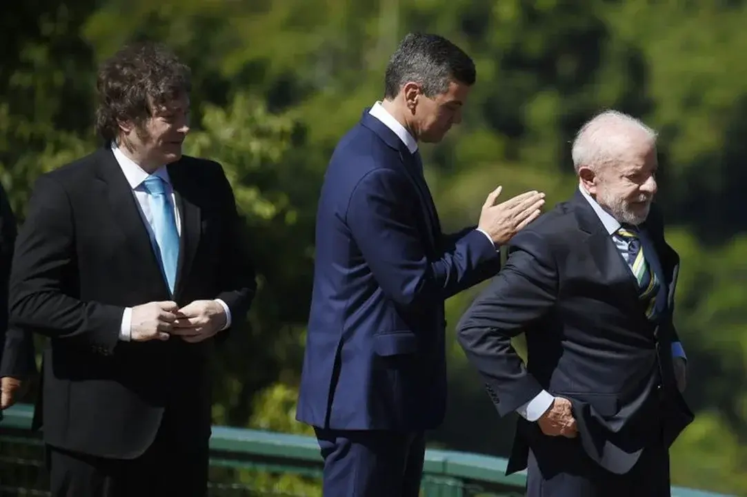 El presidente Javier Milei observa a su par de Brasil, Lula da Silva.