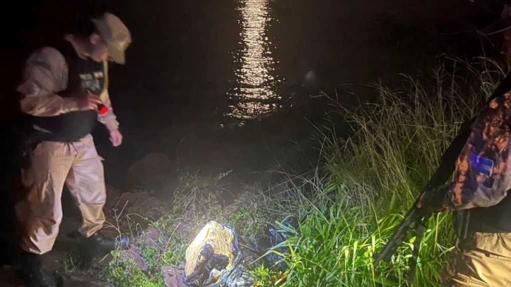 Los contrabandistas dejaron el paquete del lado argentino y regresaron a su país. Foto: El Litoral