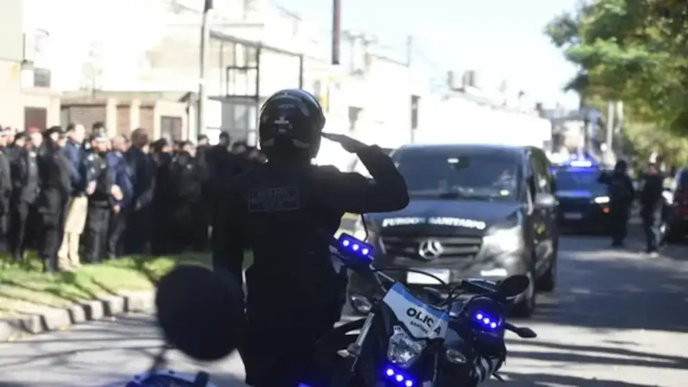 Un policía que escoltaba un traslado de órganos murió tras chocar su moto contra un auto en Rosario - 2