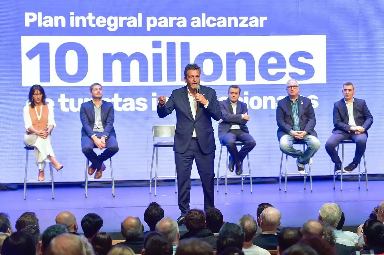 Massa llamó a un “nuevo pacto federal” y advirtió: Milei sacará la coparticipación