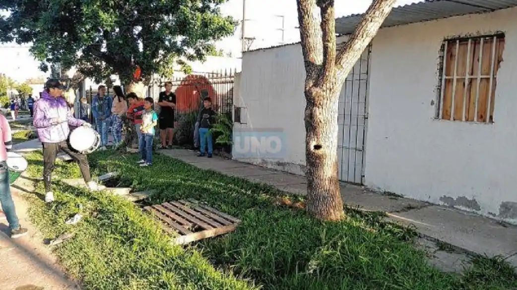 Beba fallecida: movilización frente a la casa donde la madre cumple domiciliaria