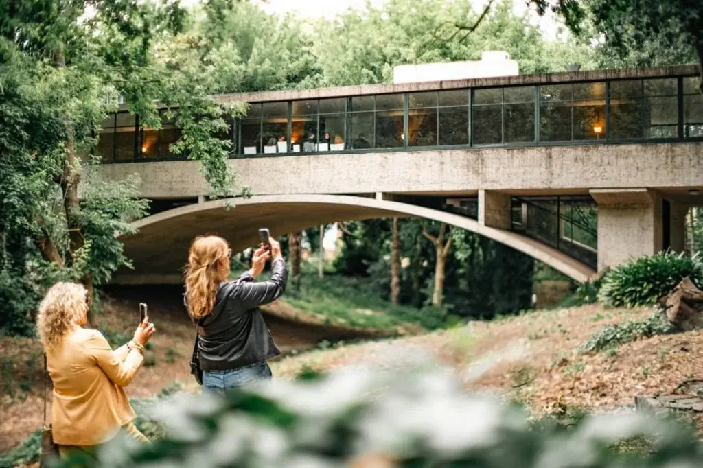 Se puede recorrer el Parque Histórico y efectuar visitas guiadas en su interior.