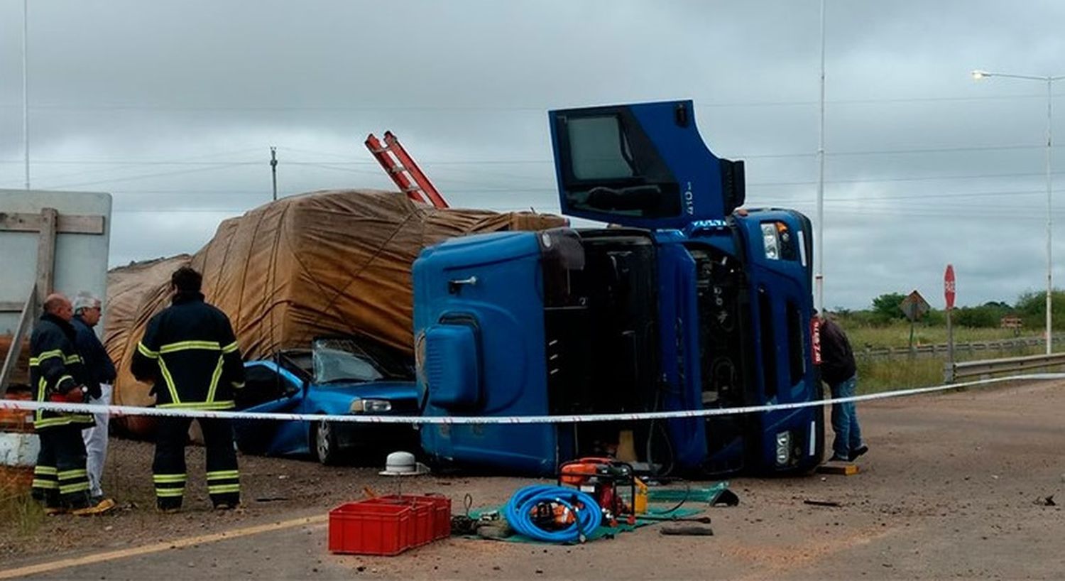 Al menos tres muertos por un auto atrapado bajo la carga de un camión