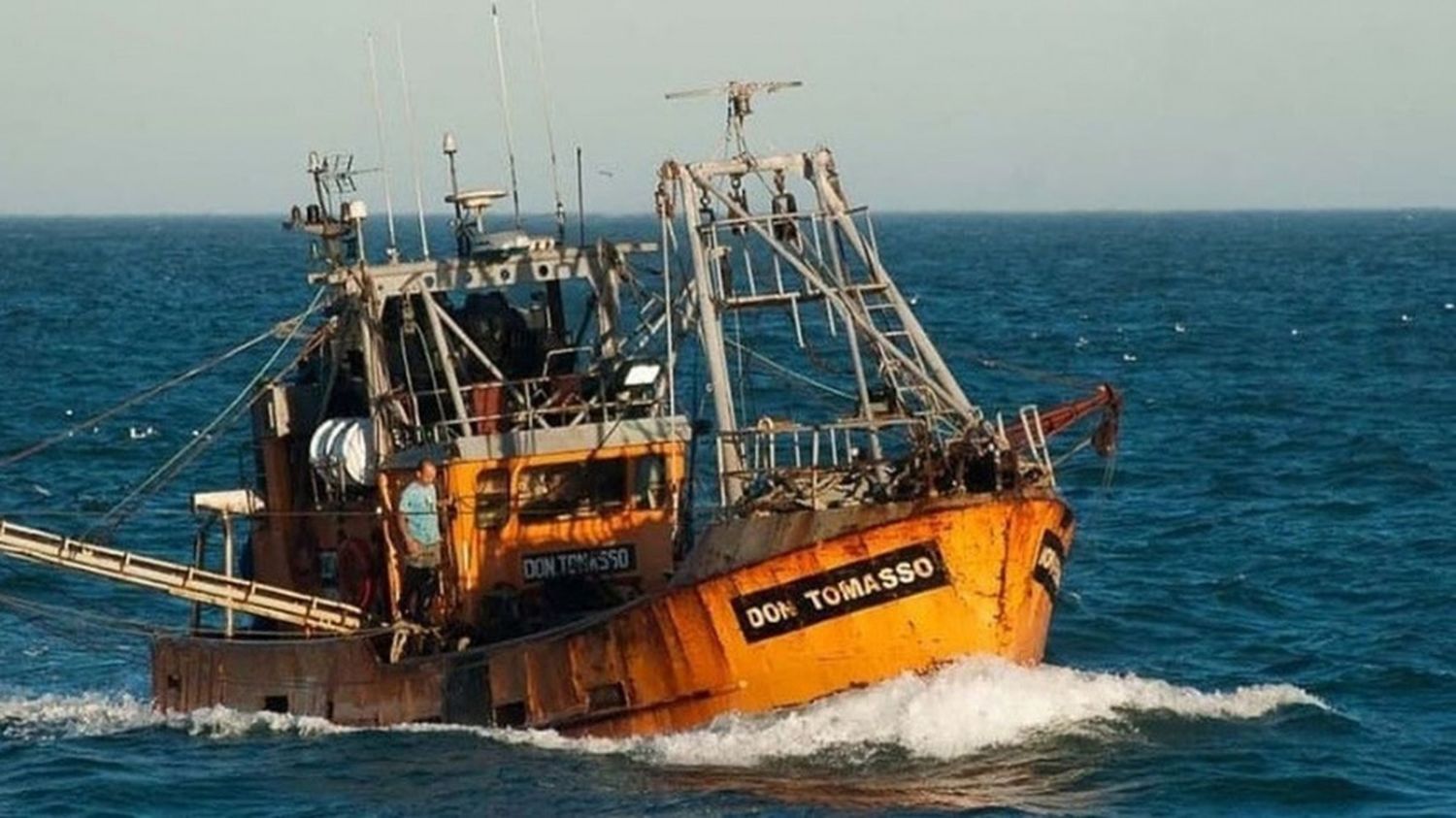 Murió un tripulante tras el hundimiento de un barco pesquero