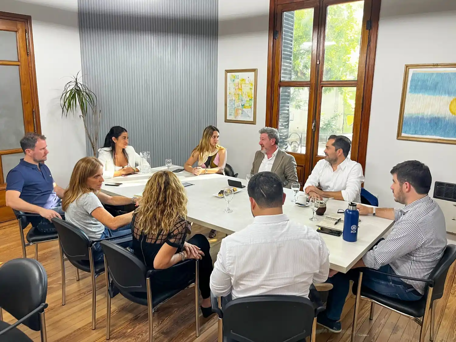 Los dos equipos de trabajo en pleno encuentro.