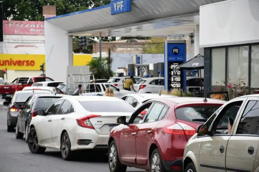 Escasez de combustibles en Rosario: en algunas estaciones no hay naftas y en otras se ven largas filas