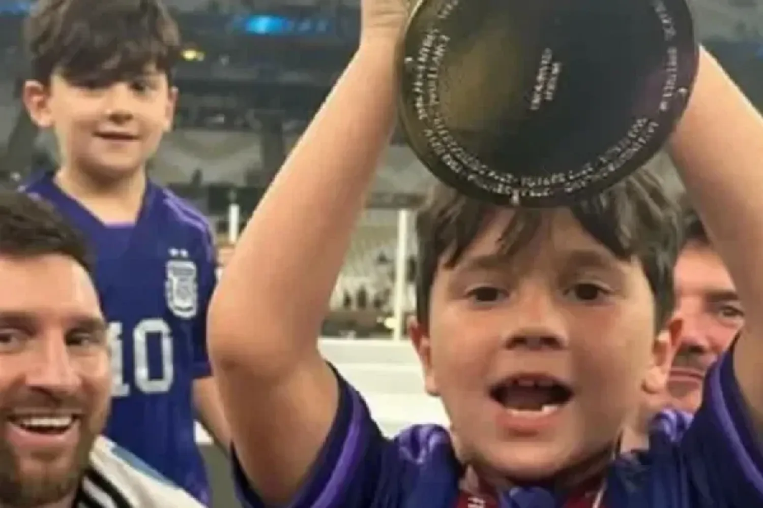 Mateo Messi revolucionó las redes sociales por un video en el que se lo ve jugando al fútbol