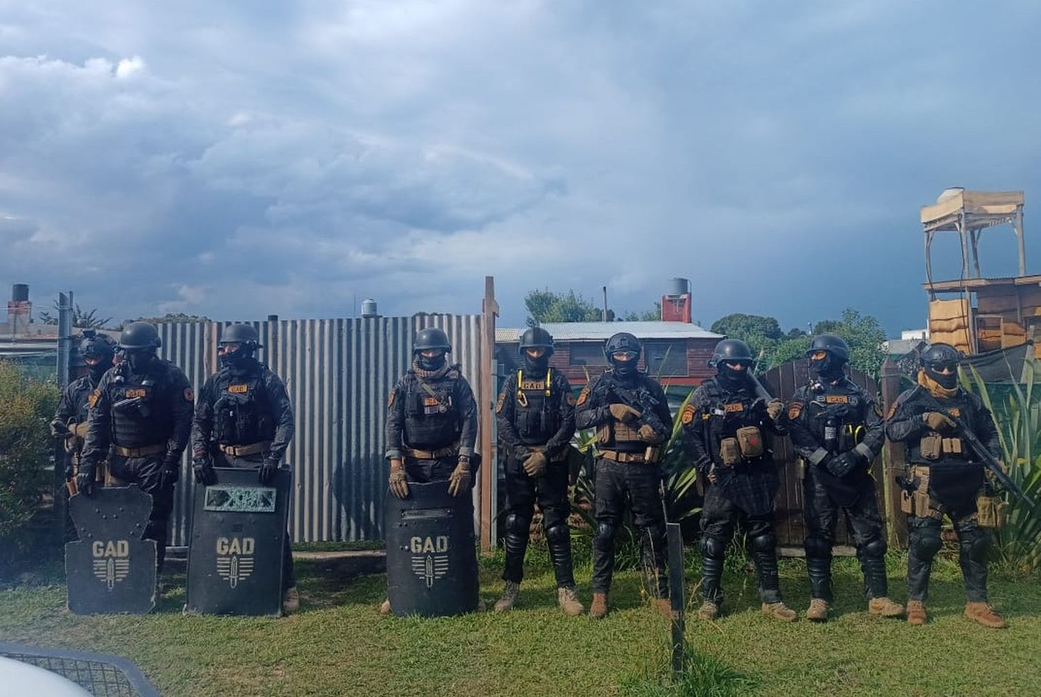 Playa Dorada: amenazó a los vecinos con un machete y al grito de “los voy a matar a todos”