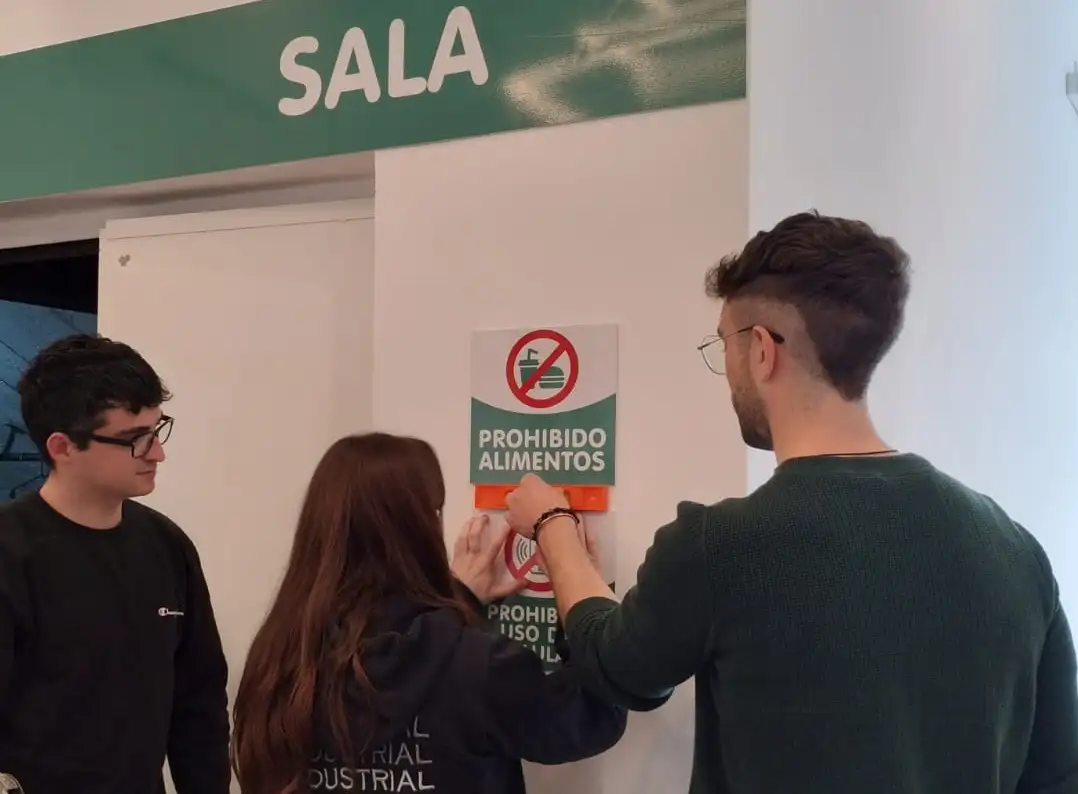 Se instaló un flamante sistema de señalética en braille en el Teatro La Fábrica.