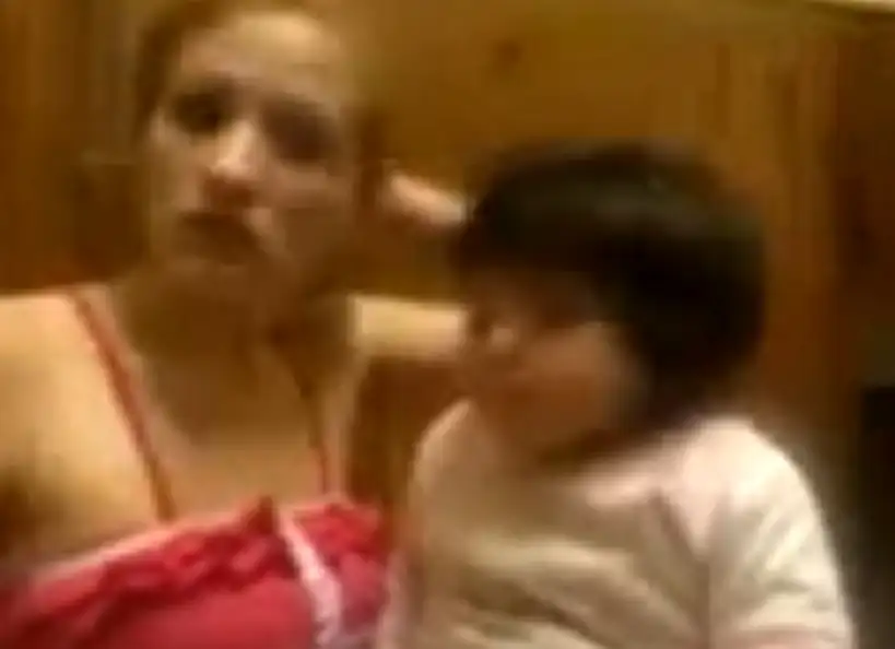 Un desgarrador video muestra como una madre maltrata a su bebé de un año