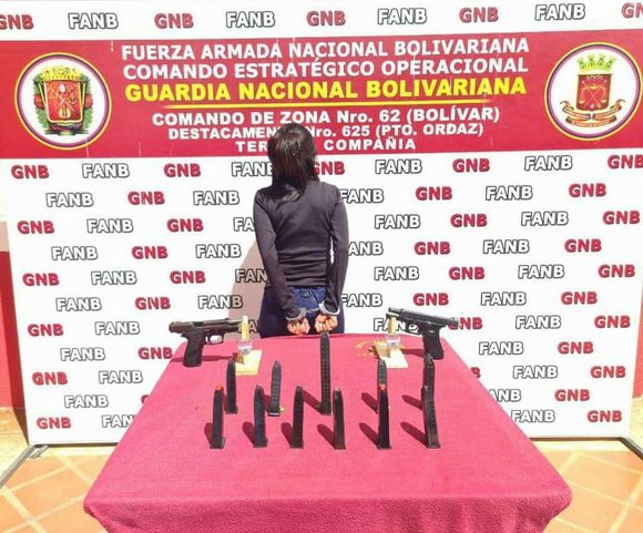 CAPTURADA: mujer que ocultaba dos armas de fuego en el equipaje