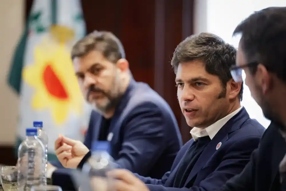 El gobernador Axel Kicillof junto al ministro Carlos Bianco.