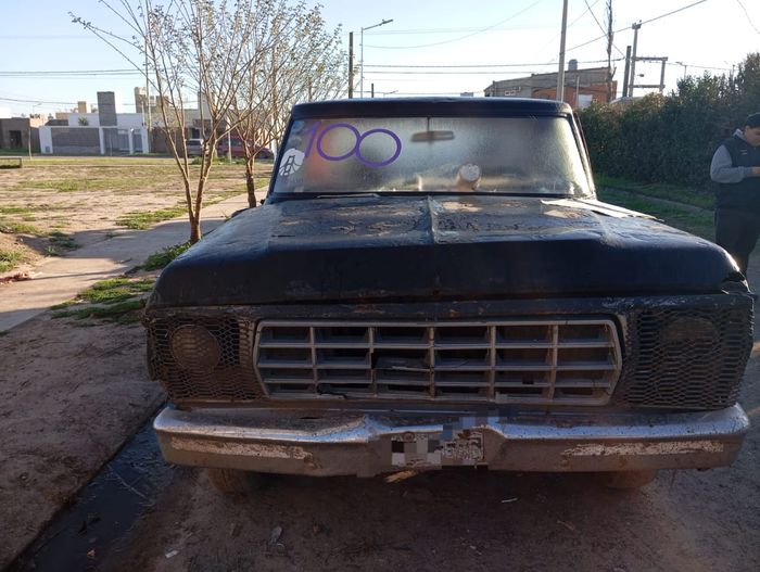 La PDI desarticuló en Santa Fe una banda que robaba motos: cuatro detenidos y secuestro de vehículos, autopartes y un arma. - 1