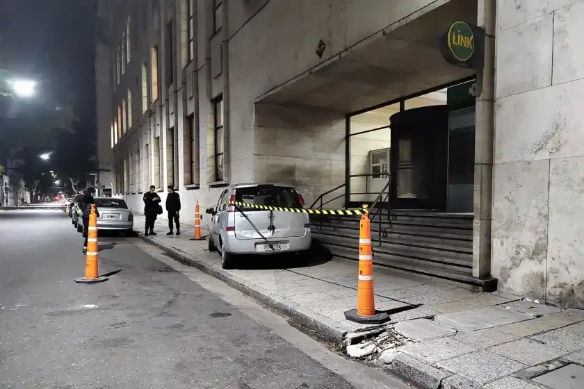 Un automovilista perdió el control y se incrustó contra las escalinatas de Tribunales