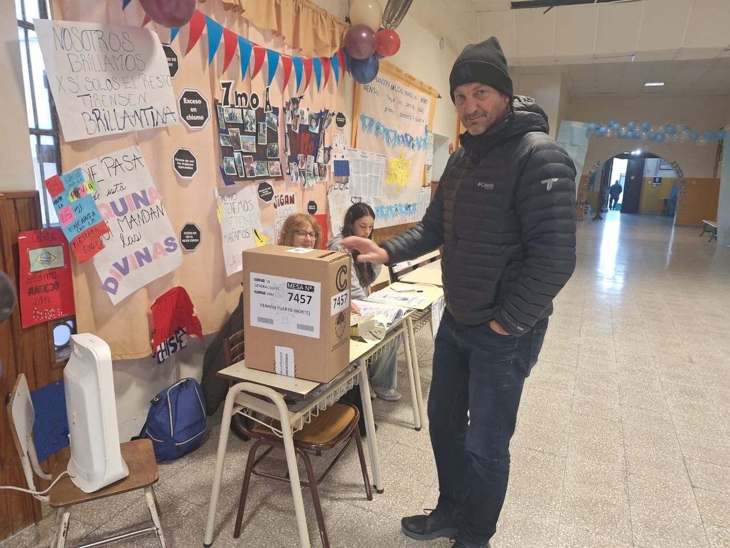 Uno de los primeros votantes en la fría jornada, en Escuela N° 540. Foto: Sur24.