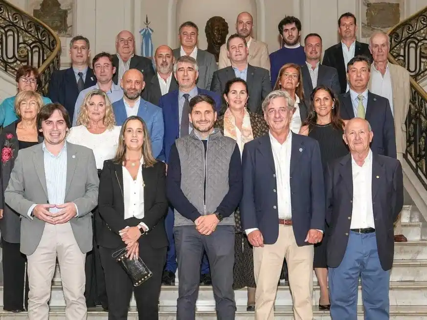 El gobernador y funcionarios junto a representantes agropecuarios.