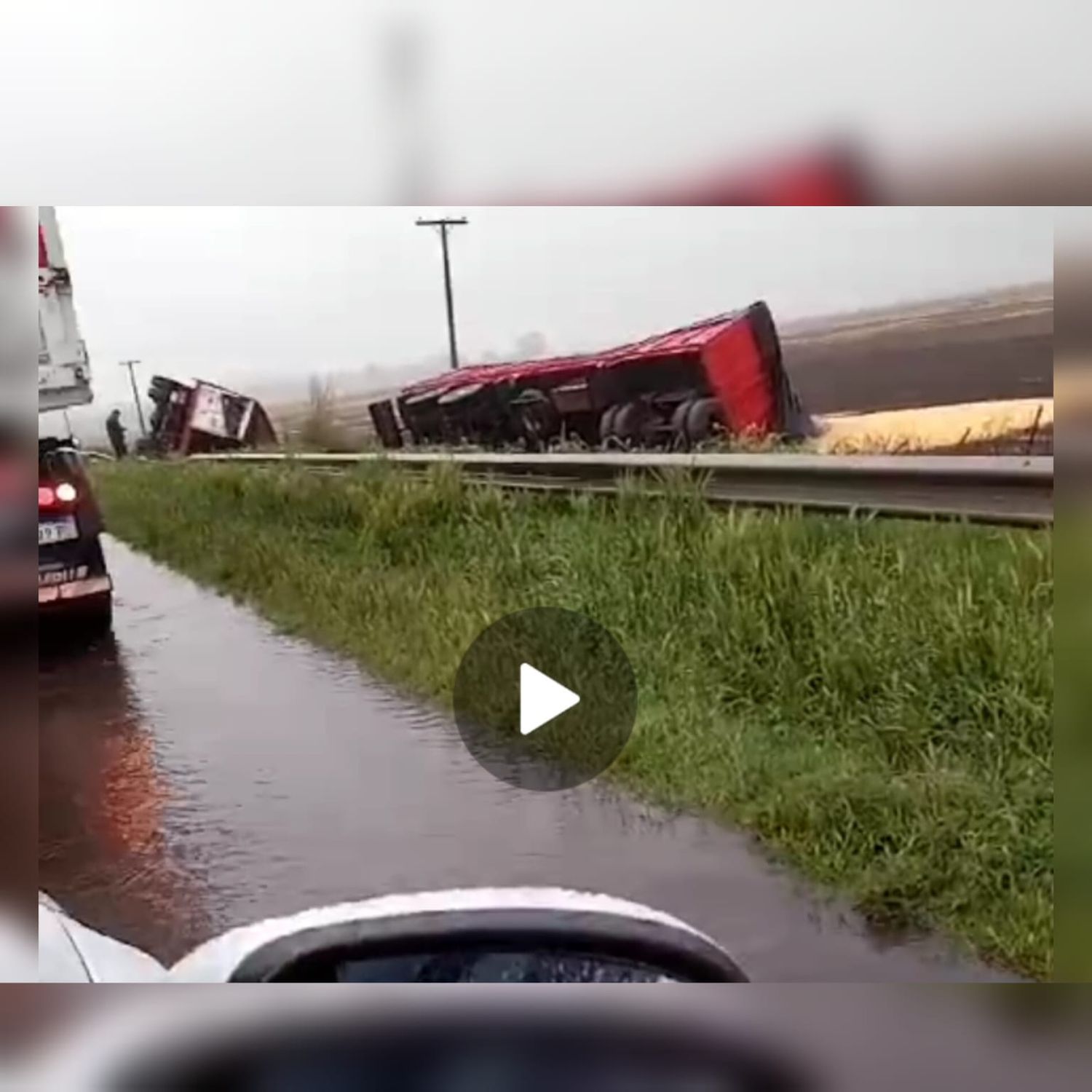 Ambos camiones terminaron volcados en la banquina.