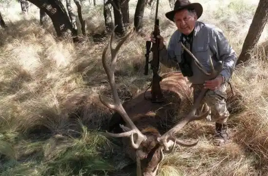 Un diputado nacional posó con un ciervo muerto y defendió la caza