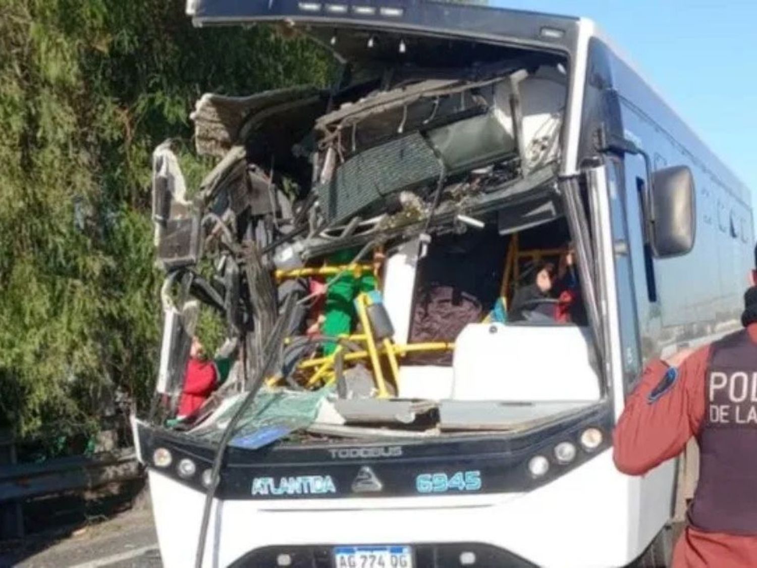 restos del colectivo línea de la 57 después del siniestro