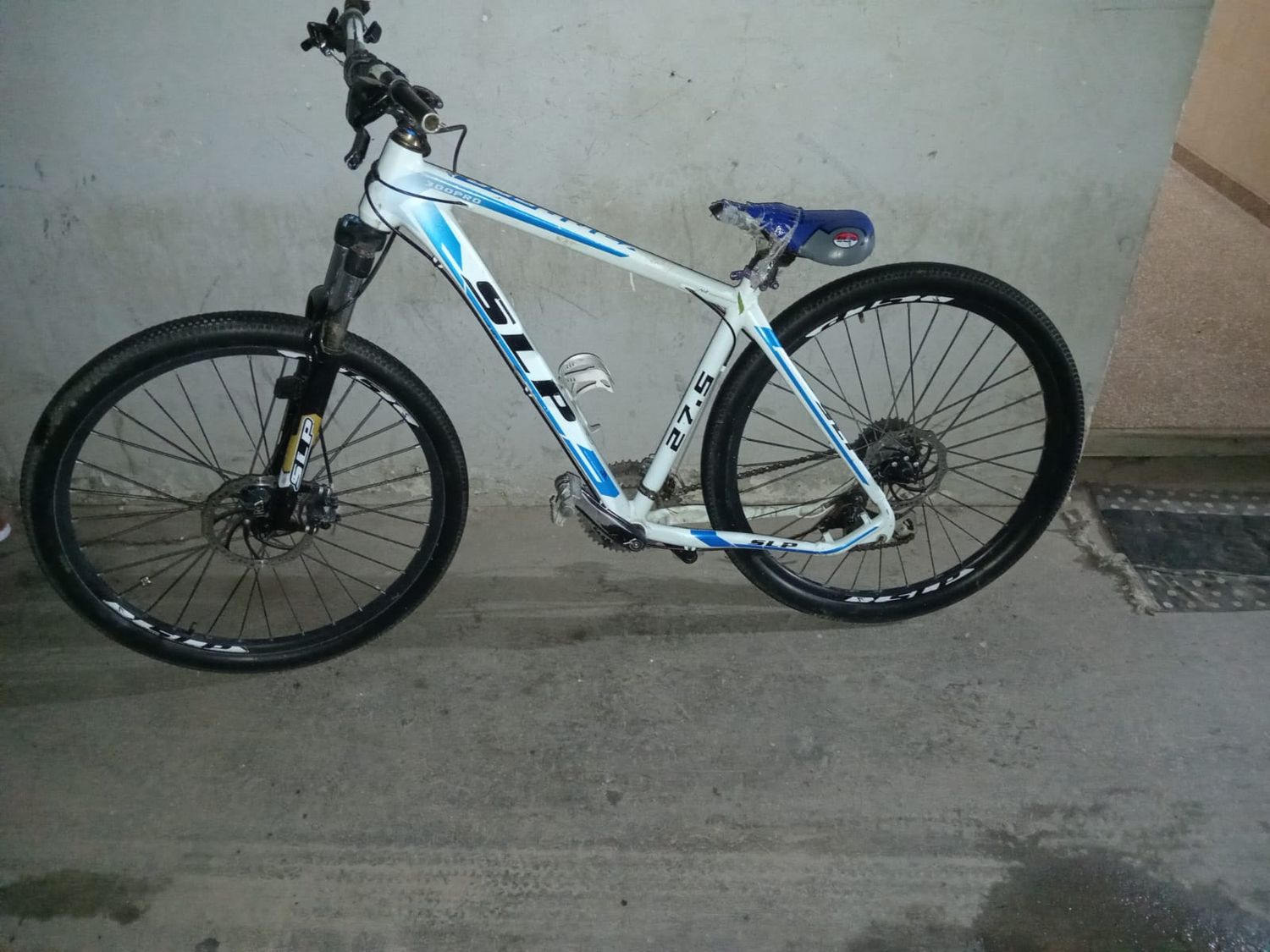 Con una bicicleta robada, chocó contra una moto y terminó detenido