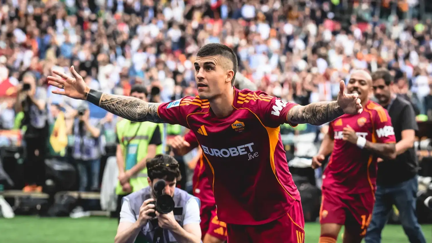 Mancini anotó los goles de Roma.