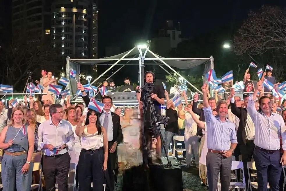 Las autoridades, entre ellas Scaglia, en el acto realizado en el Parque Urquiza de la vecina ciudad de Paraná.