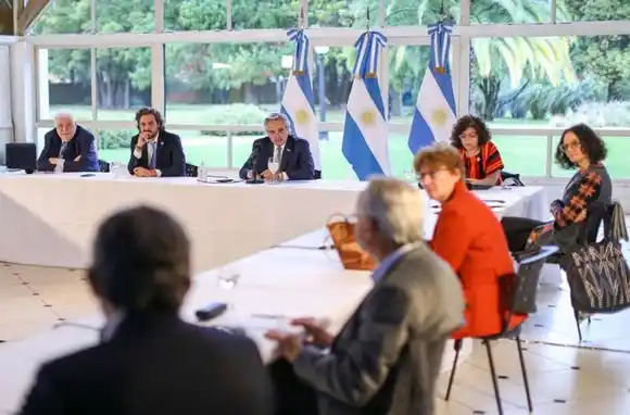 Alberto Fernández recibió al comité de expertos para evaluar cómo seguirá la cuarentena