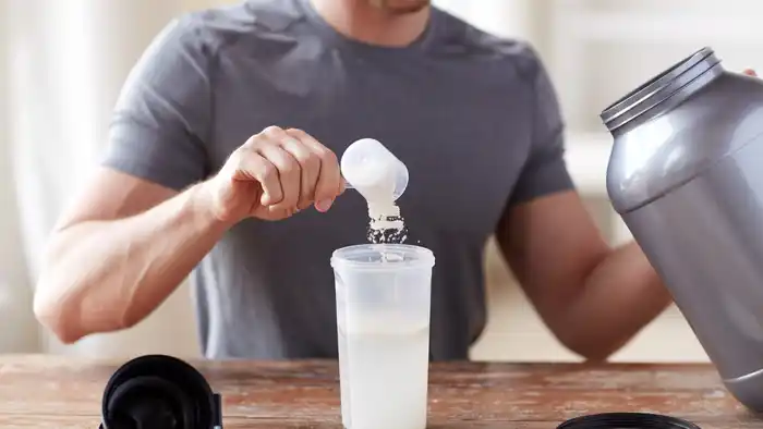 Cada vez más personas incorporan creatina a sus rutinas por sus posibles beneficios en la salud ósea, cognitiva y emocional, según estudios recientes/ DeporteGlam