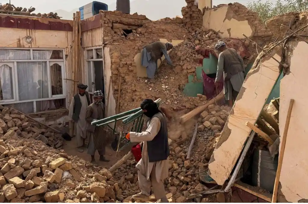 Un grupo de hombres busca entre los escombros tras el terremoto, en la provincia de Samangan (03.11.2025)