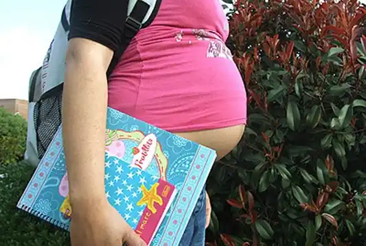 Elaboran estrategias para reducir el 18,9% de embarazos adolescentes