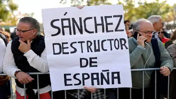 En una manifestación exigen la salida de Pedro Sánchez: por ser «el enemigo común» de España