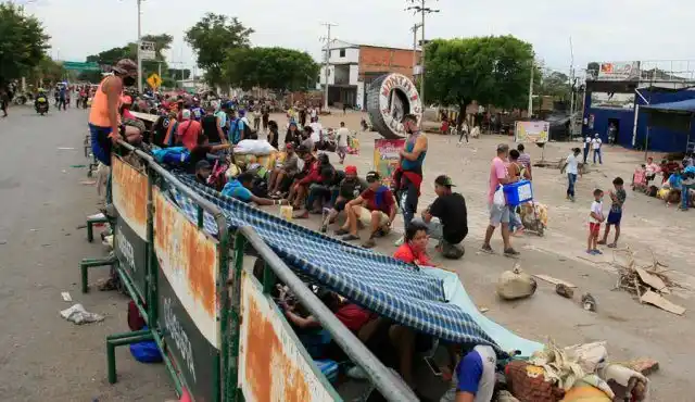 Alerta sanitaria por hacinamiento: 1900 venezolanos represados en la frontera