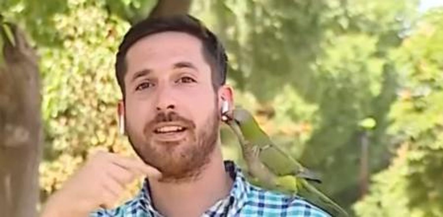 ¡INSÓLITO! Loro roba a un periodista mientras habla de inseguridad callejera (+ VIDEO)