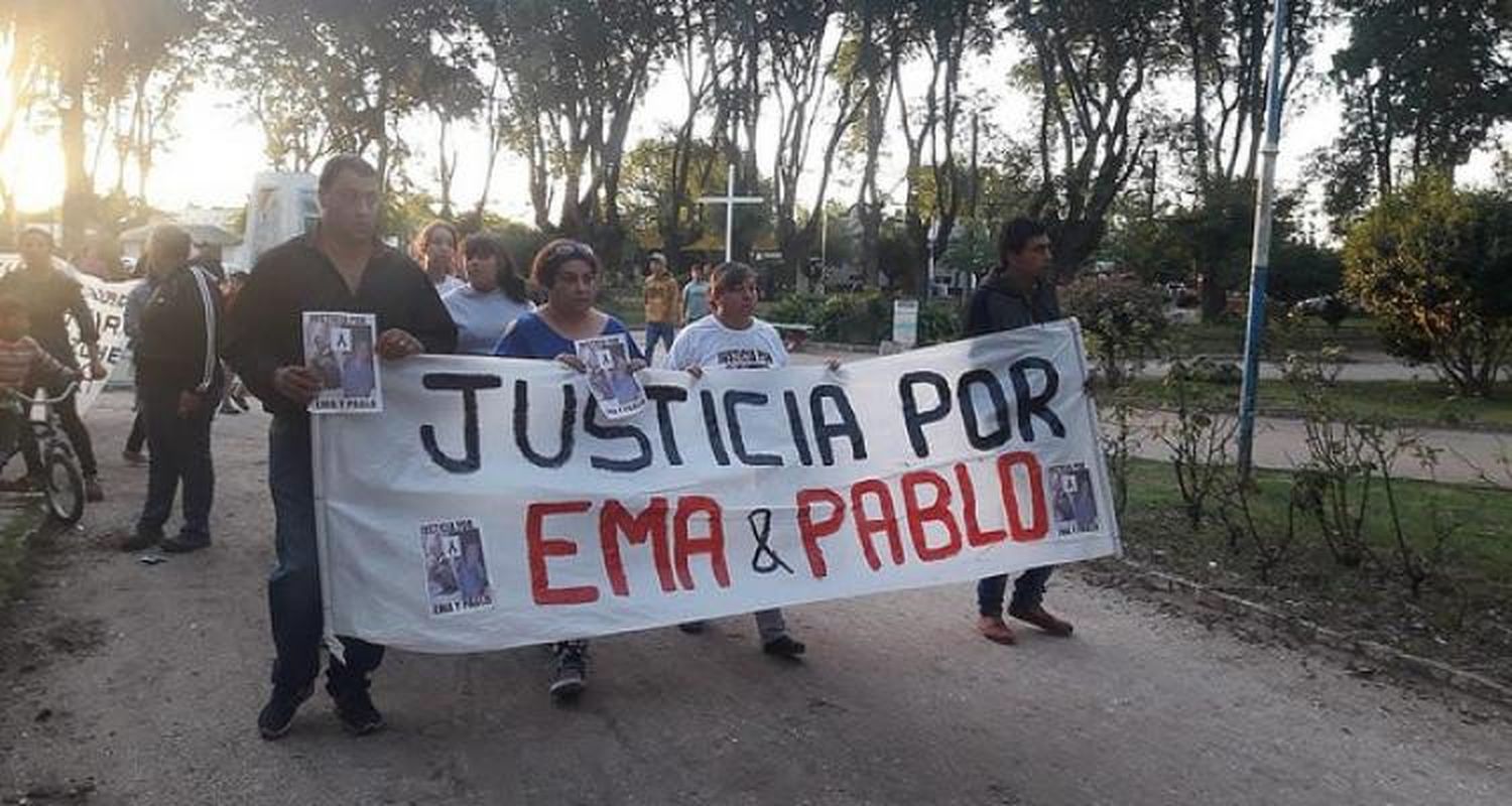 A un mes de la tragedia en ruta 9: familiares y amigos de Pablo y Emmanuel marchan reclamando justicia