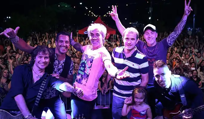 Cae brindó un show por el Día de los Enamorados en Campana