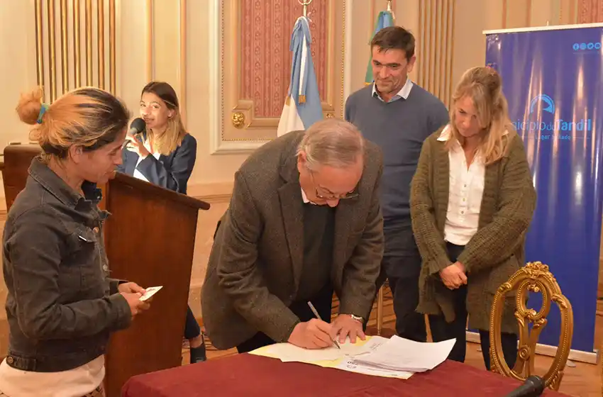 Provincia y Tandil realizaron acto de firma de escrituras