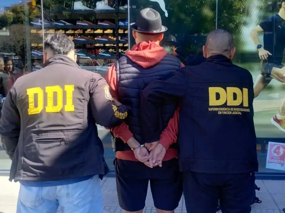 El sujeto caminaba por Gascón e Independencia y fue interceptado por personal de la DDI.