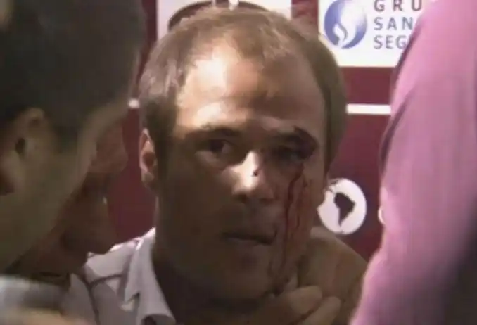 Violencia en el fútbol: Jugador de Lanús fue agredido por un hincha