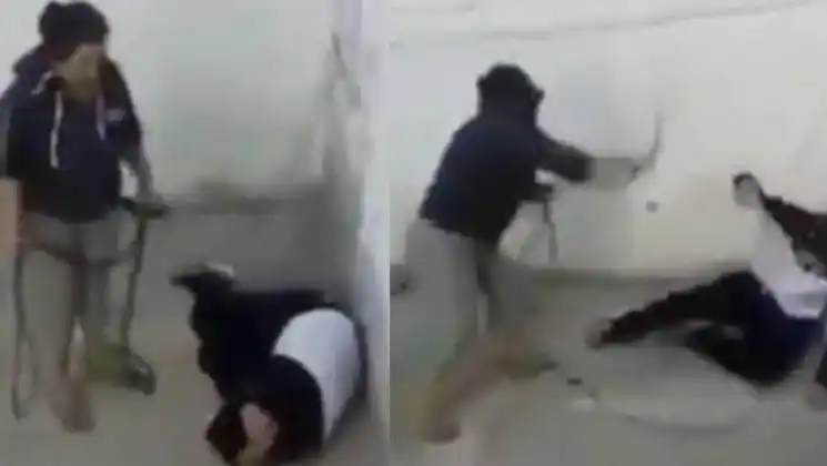 Graban a una mujer azotando a su hijo de 17 años con un cable
