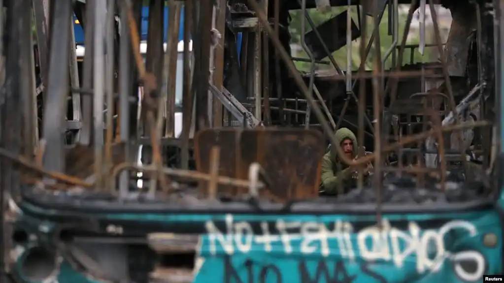 En Chile el Gobierno busca acuerdos para frenar protestas; militares extienden toque de queda