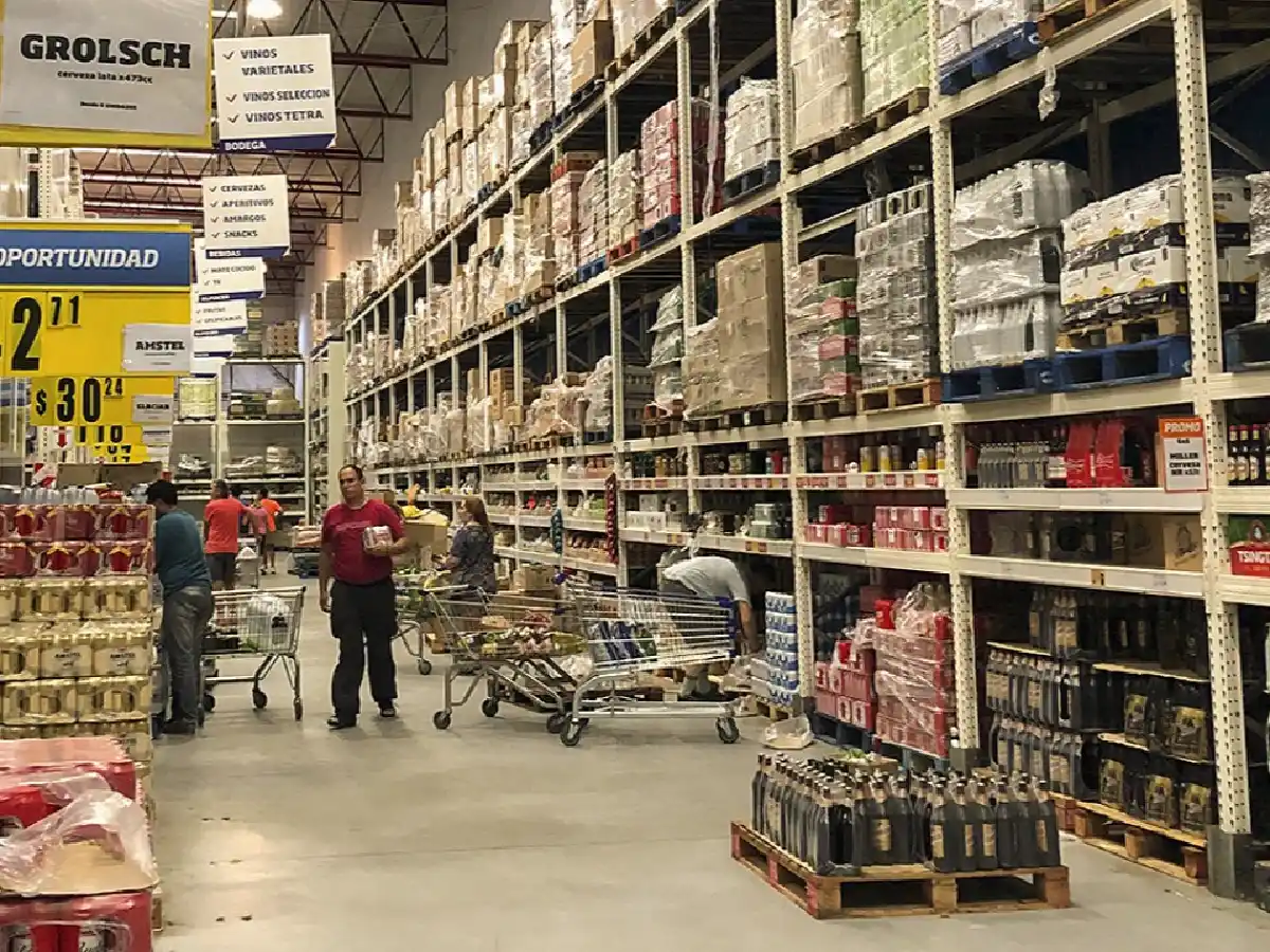 Por la inflación, la gente compra cada vez más en los autoservicios mayoristas