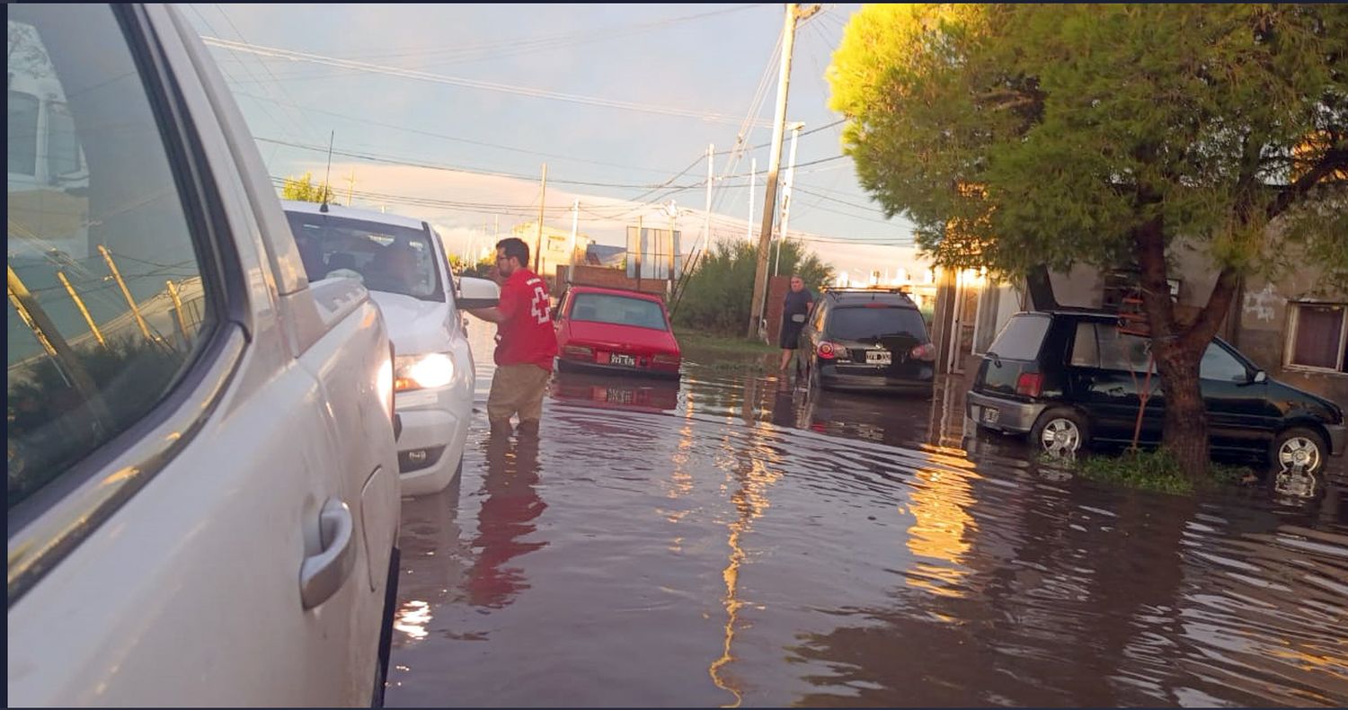 Cristian Bolado. El necochense, subsecretario de Emergencias y Desastres de Cruz Roja, se encuentra encabezando las acciones en Bahía Blanca.
