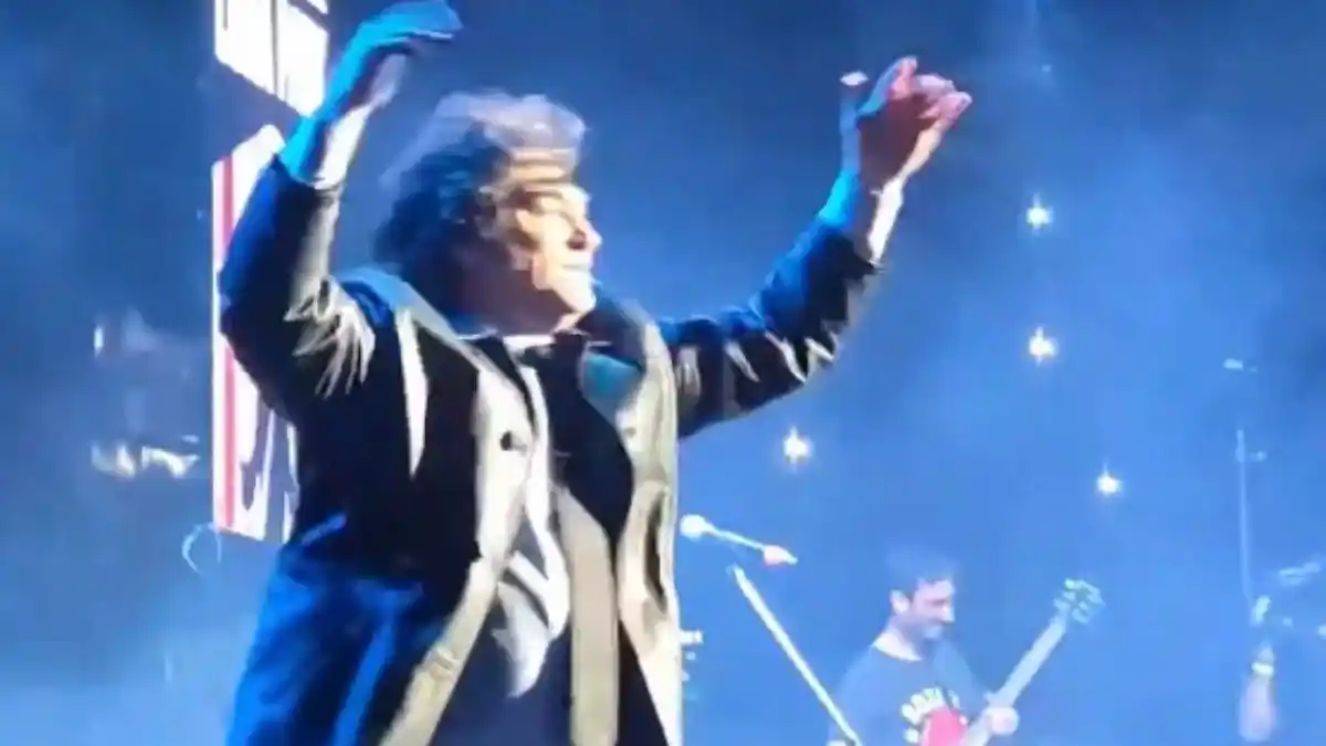 ¡ARGENTINOS ABRUMADOS! Milei a lo estrella de rock durante presentación de su libro, y el país ardiendo (VIDEO)