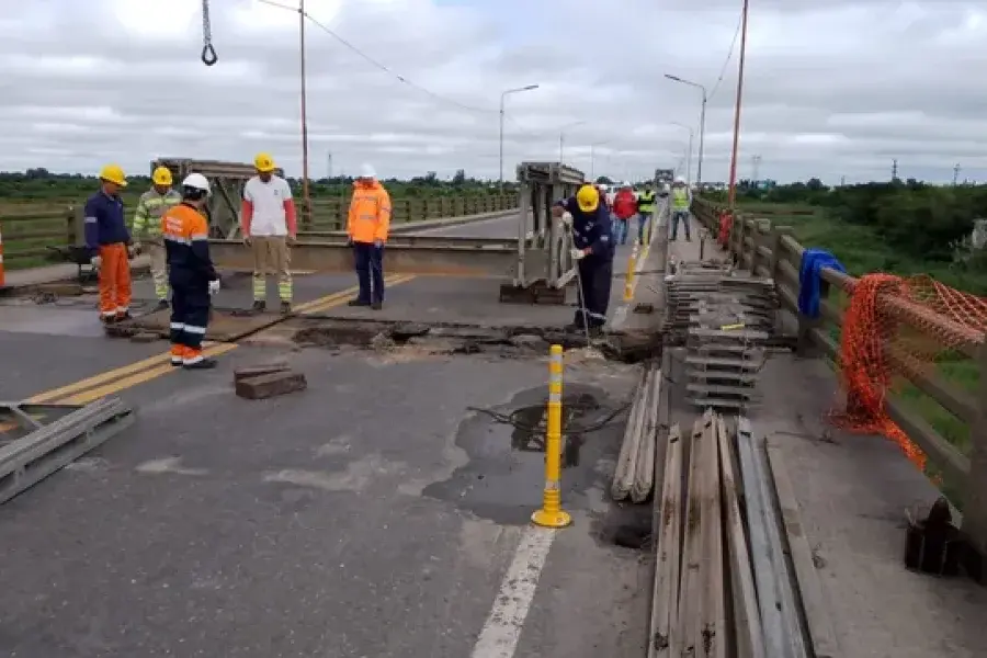 Habilitan el paso de bicicletas y motos mientras instalan el puente Bailey sobre el Carretero