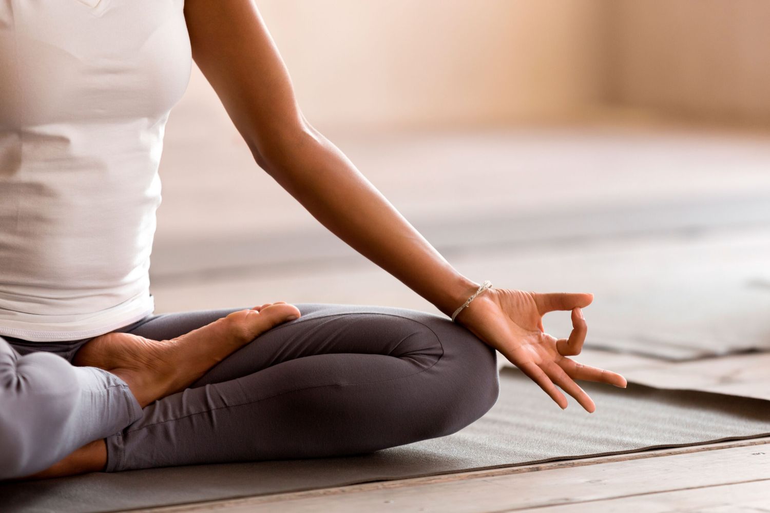 Dictan clases gratuitas de Yoga en un barrio de la ciudad