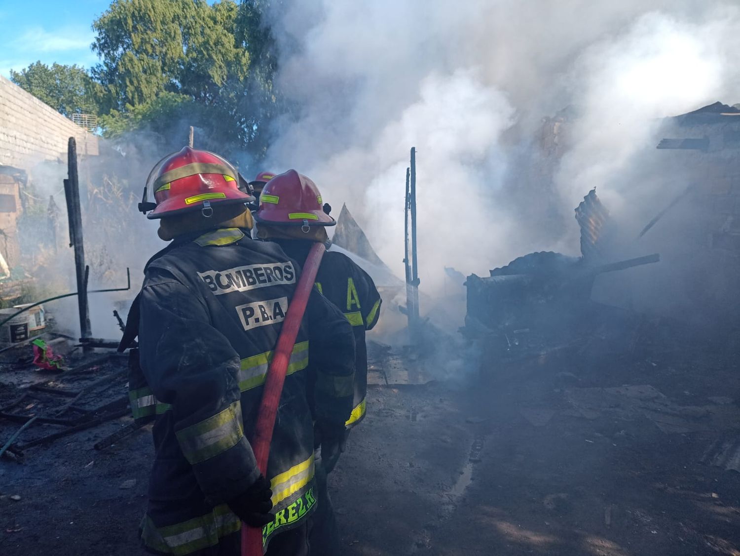 Destrucción total: el fuego consumió una vivienda del barrio Plaza Fortunato