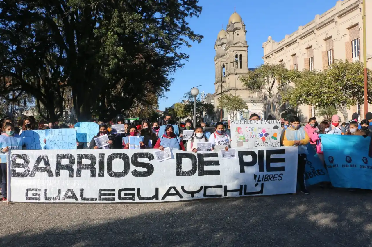 Barrios de Pie se volvió a manifestar en la plaza San Martín