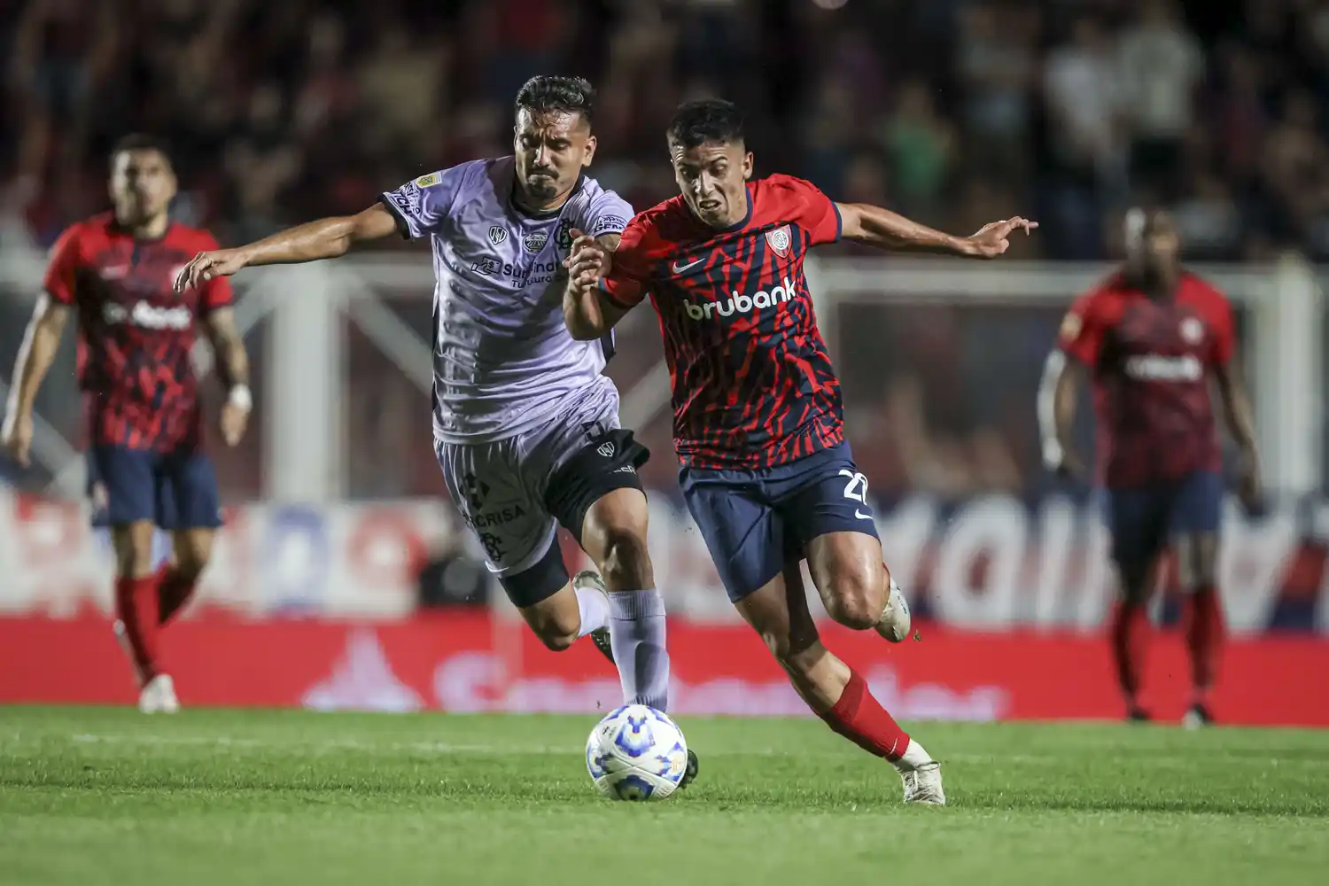 San Lorenzo ganó a pesar de un polémico arbitraje.