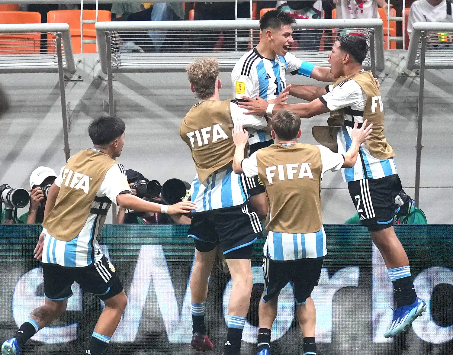 El festejo de los chicos argentinos en una actuación histórica.