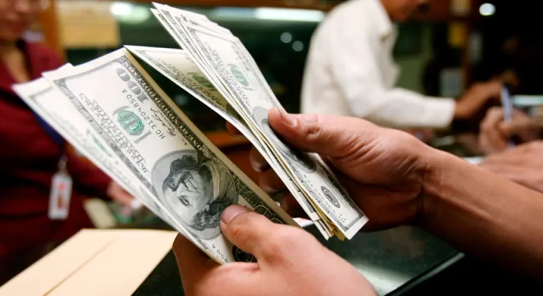 El dólar bajó 0,35% y cerró a $46